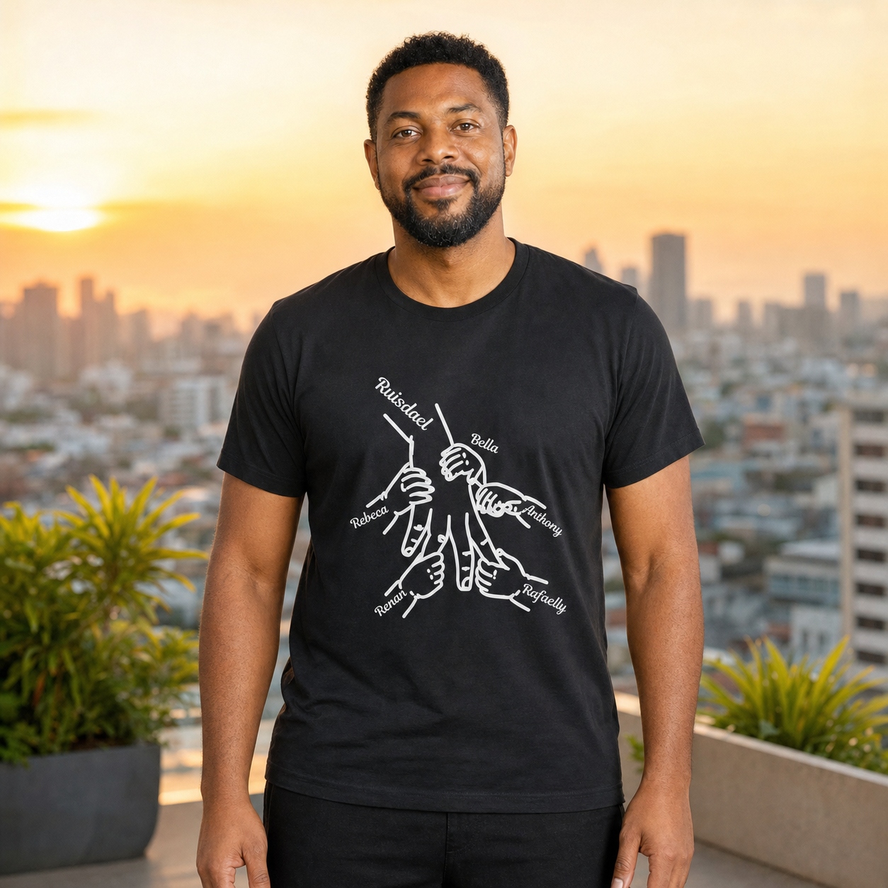 Camiseta Preta Personalizada com Nomes e Maos da Familia - imagem lifestyle 5