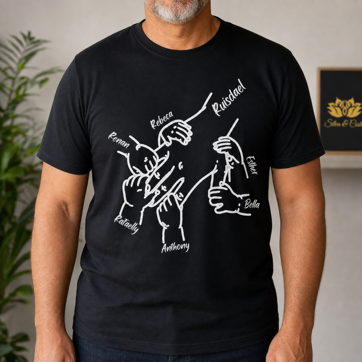 Camiseta Preta Personalizada com Nomes e Maos Conectadas - imagem lifestyle 5