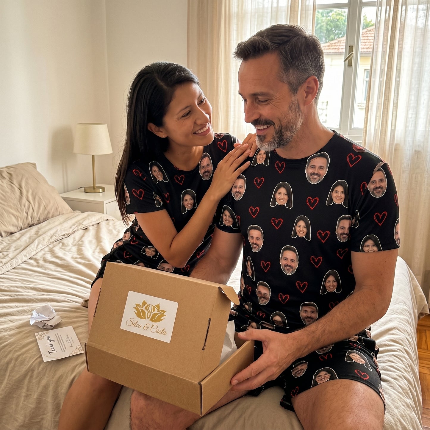 Pijama de Casal Preto Personalizado com Foto e Coração Vazado Vermelho Presente para Casal