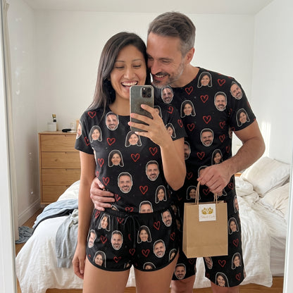 Pijama de Casal Preto Personalizado com Foto e Coração Vazado Vermelho Presente para Casal