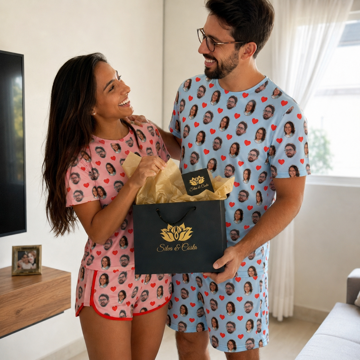 Pijama de Casal Azul e Rosa Personalizado com Foto e coração Vermelho Presente para Casal