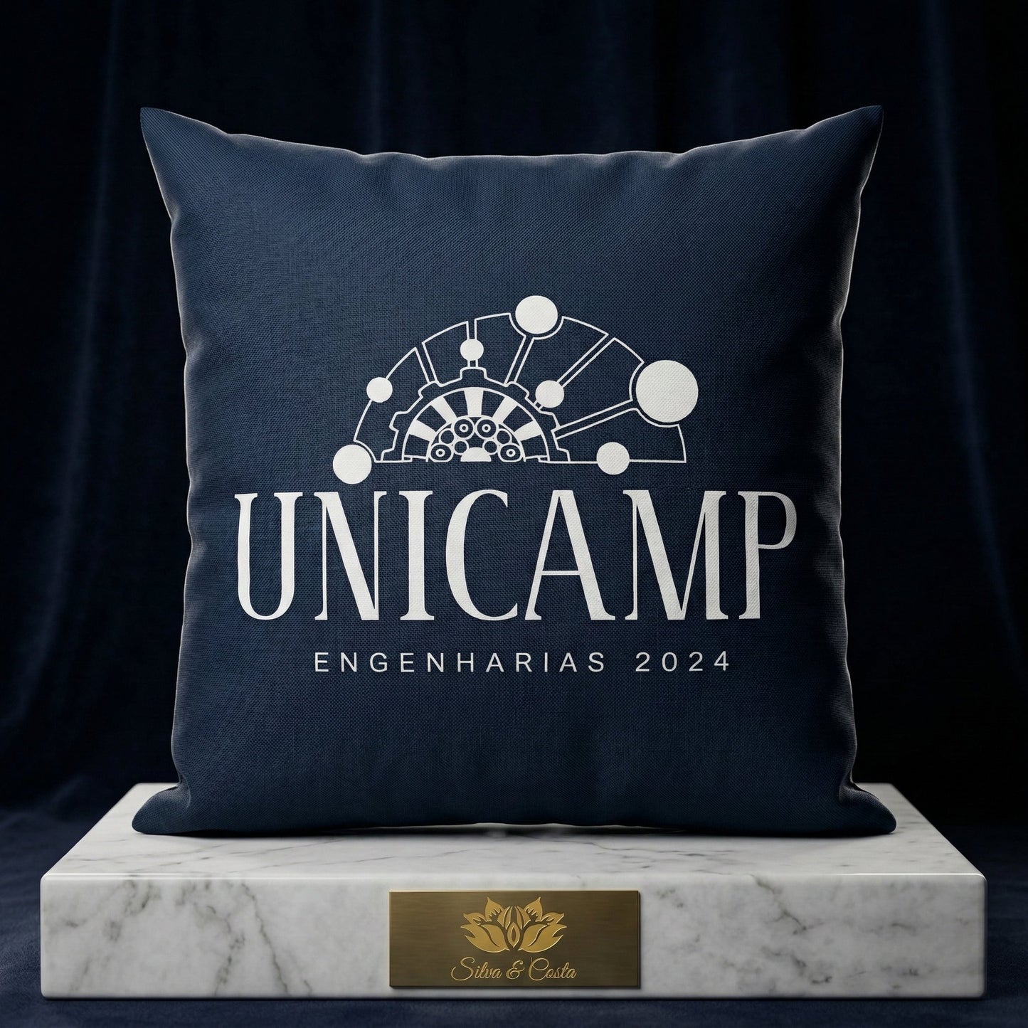 Almofada personalizada azul marinho com estampa universitária e ano | Formatura