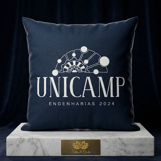Almofada personalizada azul marinho com estampa universitária e ano | Formatura