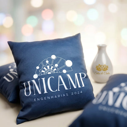 Almofada personalizada azul marinho com estampa universitária e ano | Formatura