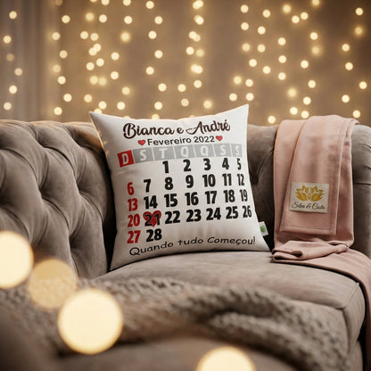 Almofada Personalizada com Nome e Calendário — Presente Romântico Casal 40x40