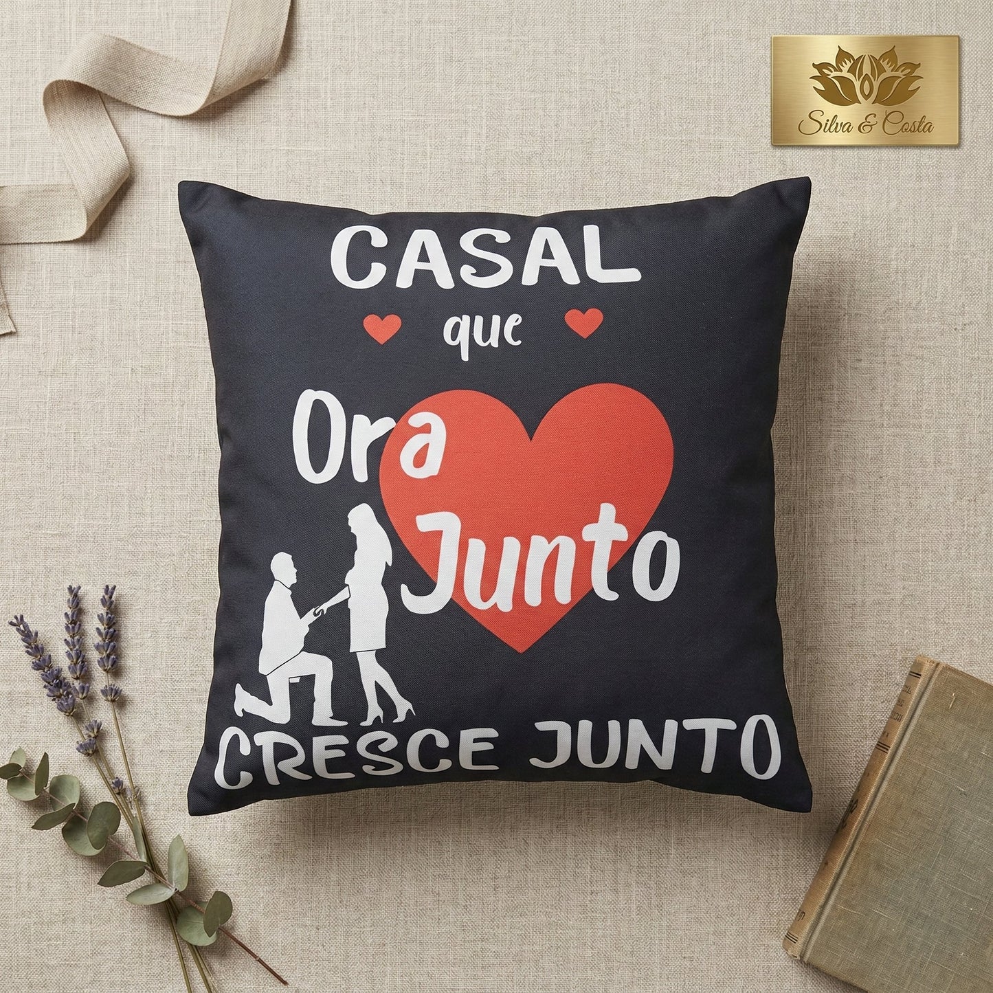 Almofada preta personalizada com nome e frase — Presente romântico para casal