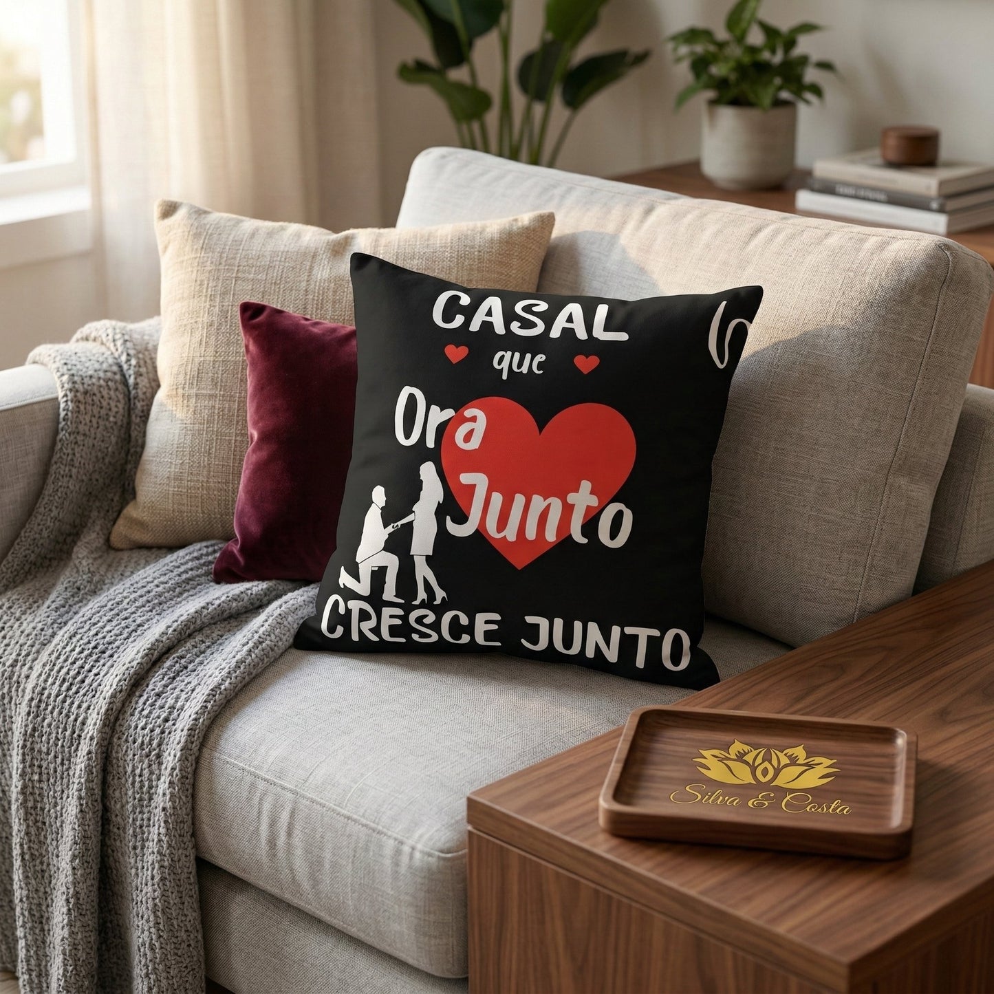 Almofada preta personalizada com nome e frase — Presente romântico para casal