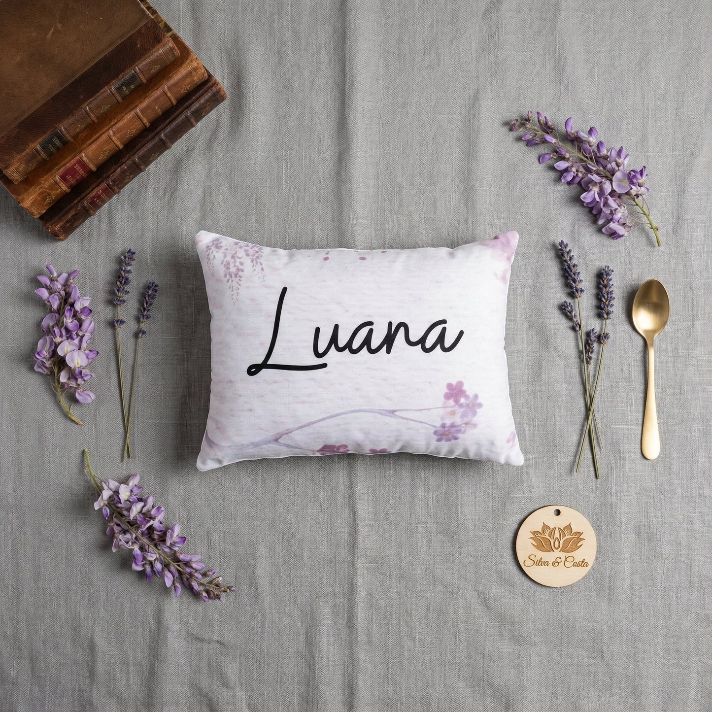 Almofada retangular personalizada com nome e estampa floral | Presente romântico