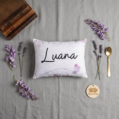 Almofada retangular personalizada com nome e estampa floral | Presente romântico