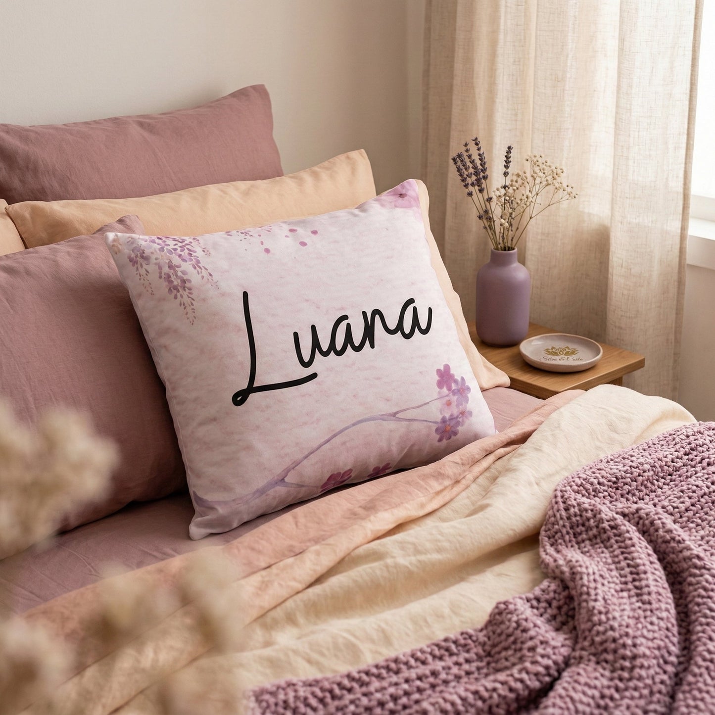 Almofada retangular personalizada com nome e estampa floral | Presente romântico