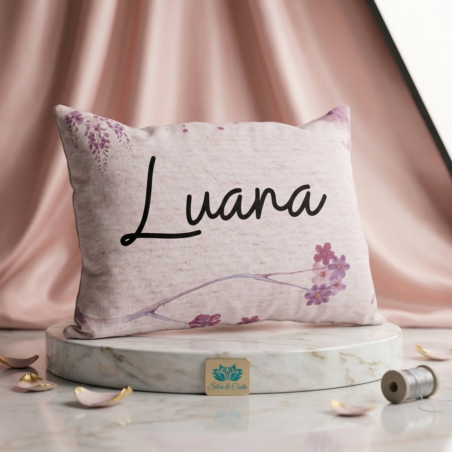 Almofada retangular personalizada com nome e estampa floral | Presente romântico