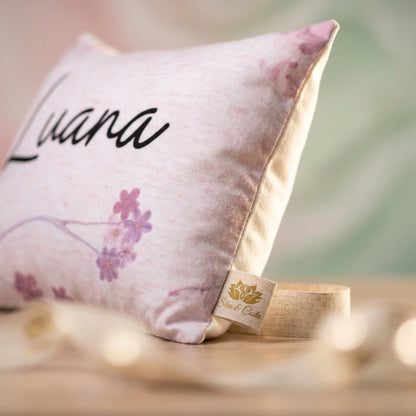 Almofada retangular personalizada com nome e estampa floral | Presente romântico