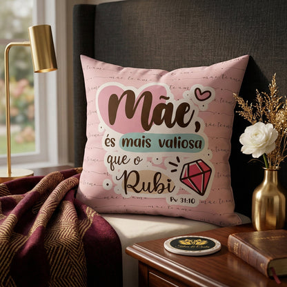 Almofada rosa personalizada com nome e frase bíblica (Pv 31:10) — Dia das Mães
