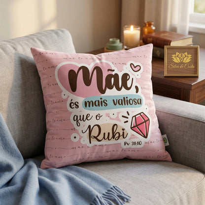 Almofada rosa personalizada com nome e frase bíblica (Pv 31:10) — Dia das Mães