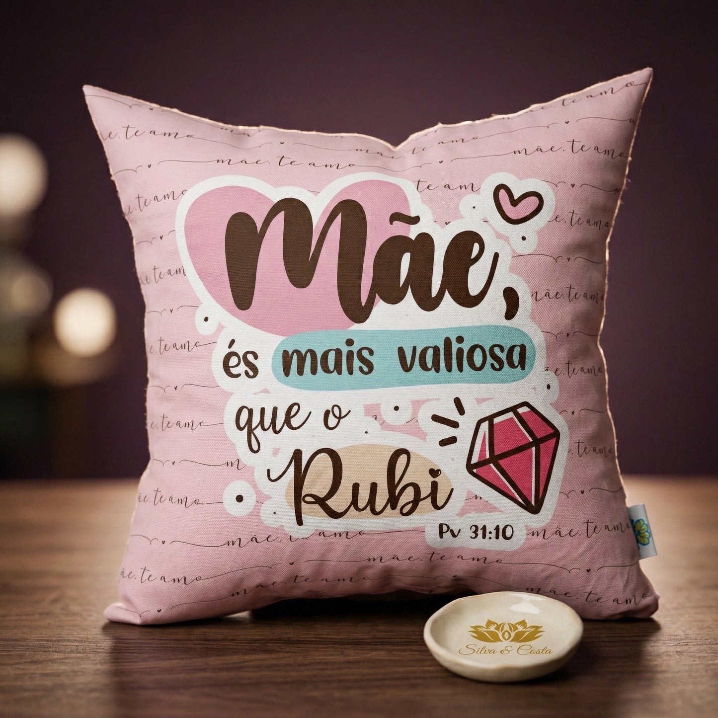 Almofada rosa personalizada com nome e frase bíblica (Pv 31:10) — Dia das Mães