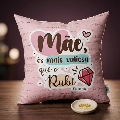 Almofada rosa personalizada com nome e frase bíblica (Pv 31:10) — Dia das Mães