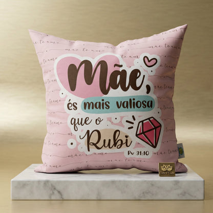 Almofada rosa personalizada com nome e frase bíblica (Pv 31:10) — Dia das Mães