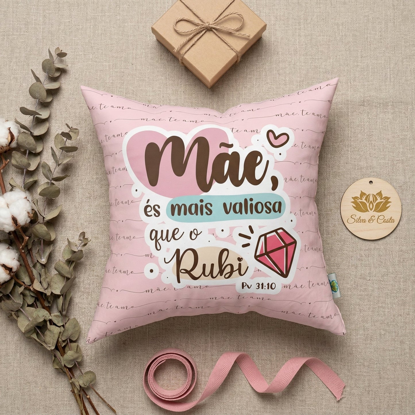 Almofada rosa personalizada com nome e frase bíblica (Pv 31:10) — Dia das Mães