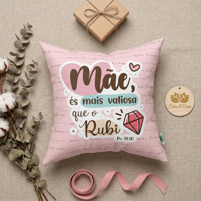 Almofada rosa personalizada com nome e frase bíblica (Pv 31:10) — Dia das Mães