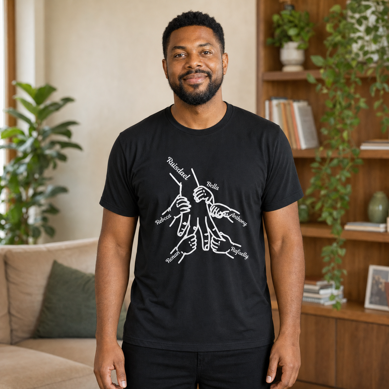 Camiseta Preta Personalizada com Nomes e Maos da Familia - imagem lifestyle 2