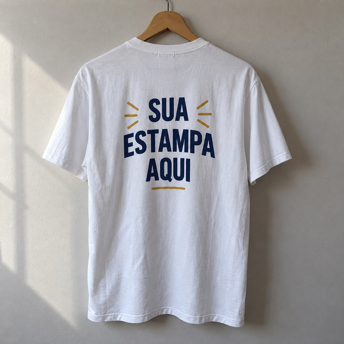 Exemplo de estampa nas costas de camiseta branca; camiseta nao inclusa no adicional.