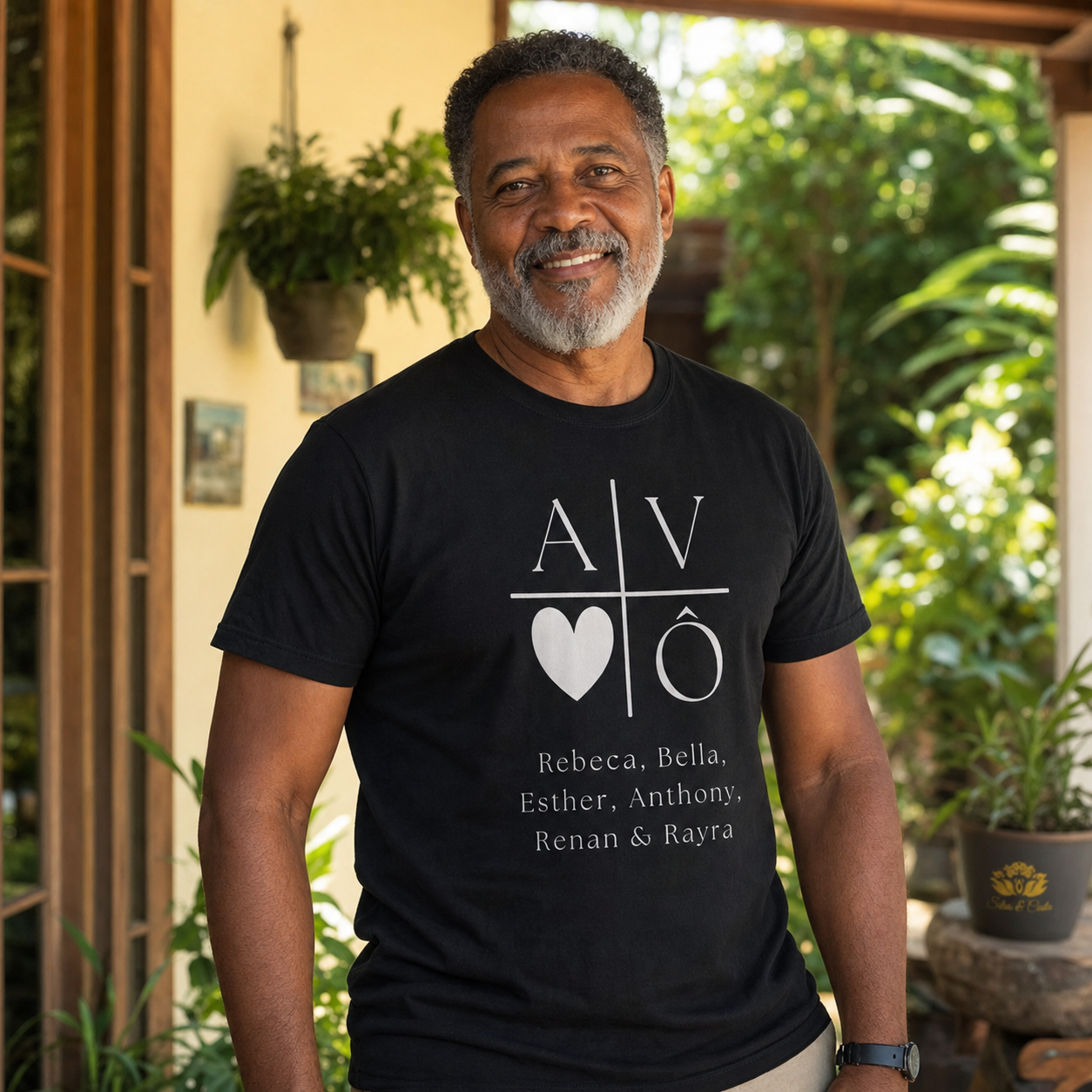 Camiseta Preta Personalizada para Avô com Nomes e Coração - imagem lifestyle 2