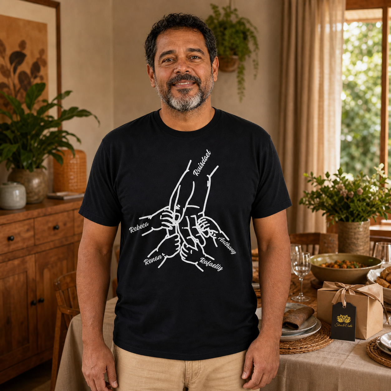 Camiseta Preta Mãos da Família com Nomes — Dia dos Pais - imagem lifestyle 3