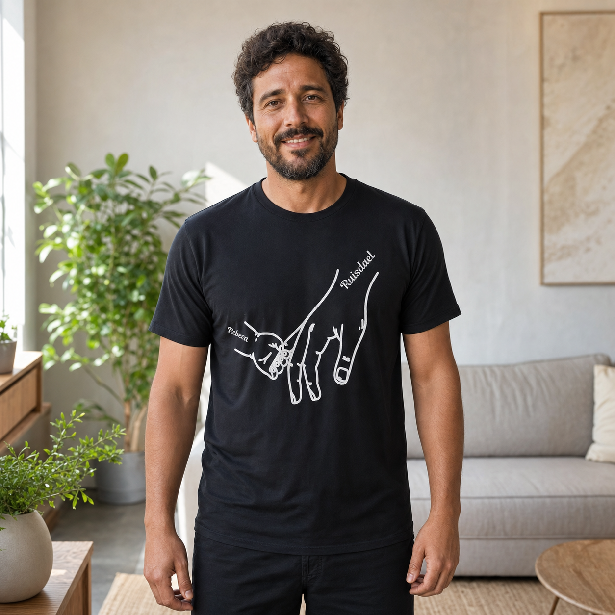 Camiseta Preta Personalizada com Nomes e Mãos - imagem principal