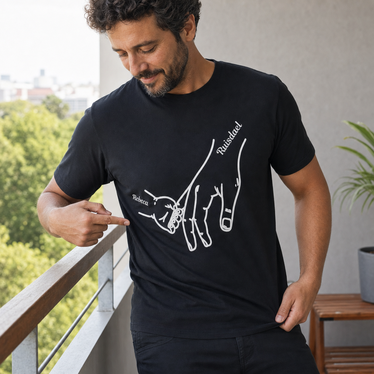 Camiseta Preta Personalizada com Nomes e Mãos - imagem lifestyle 2