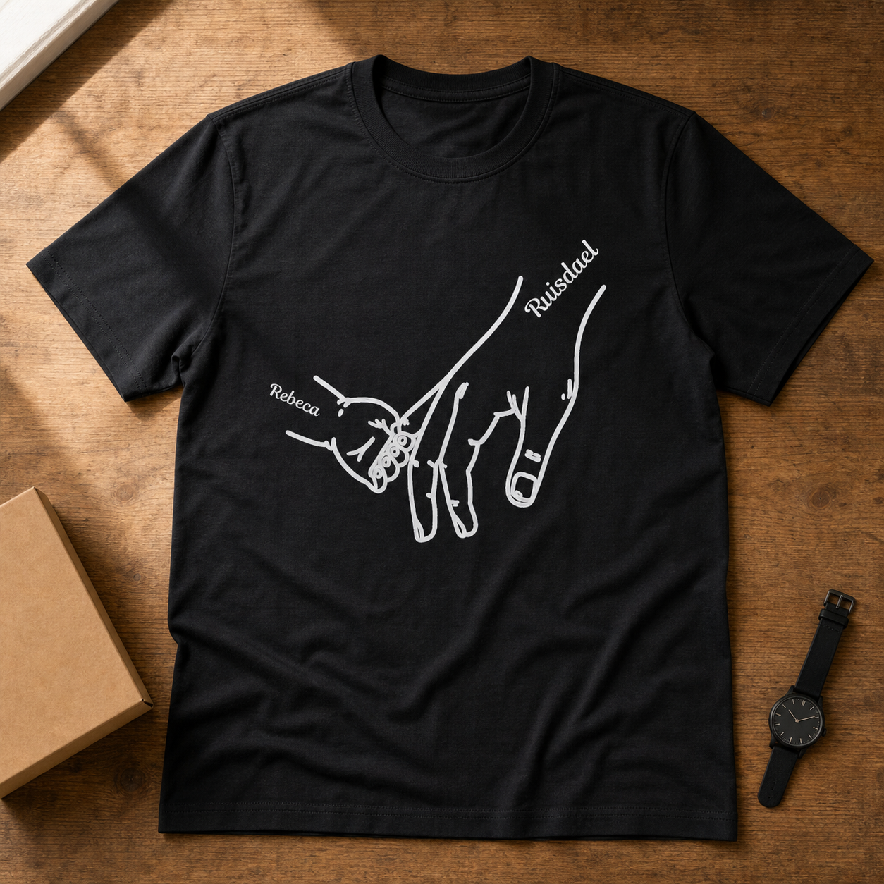Camiseta Preta Personalizada com Nomes e Mãos - imagem lifestyle 3