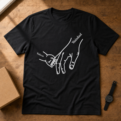Camiseta Preta Personalizada com Nomes e Mãos - imagem lifestyle 3