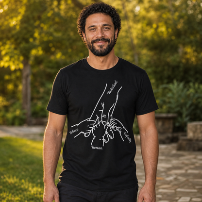 Camiseta Preta Personalizada com Mãos e Nomes — Dia dos Pais - imagem lifestyle 2