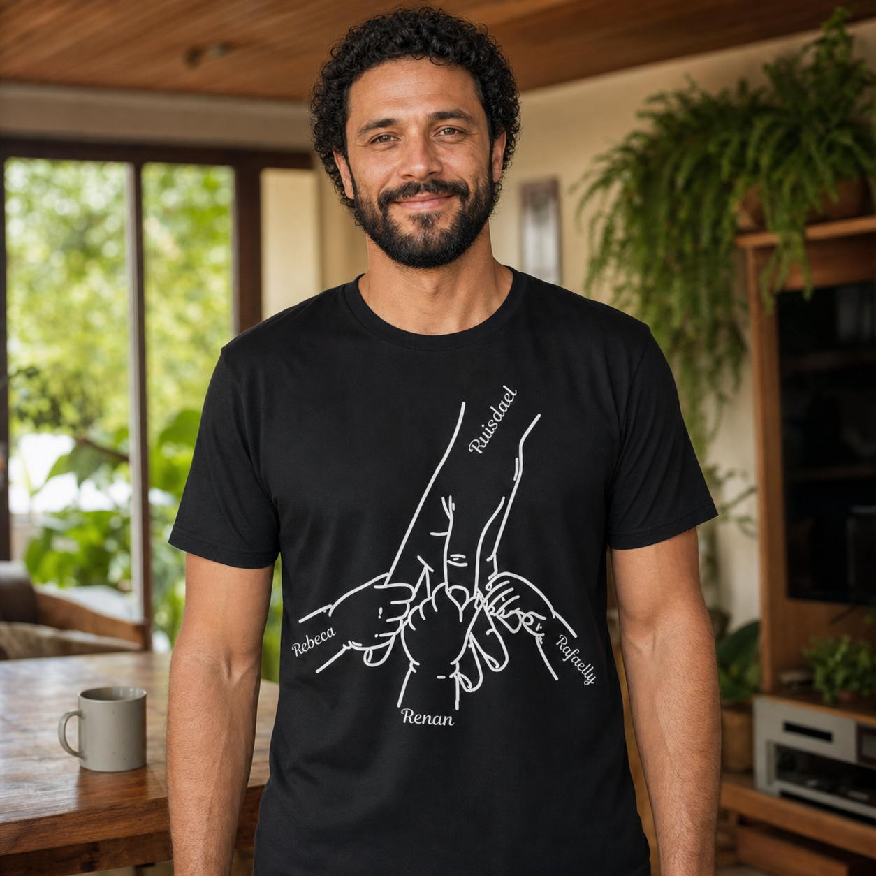 Camiseta Preta Personalizada com Mãos e Nomes — Dia dos Pais - imagem lifestyle 3