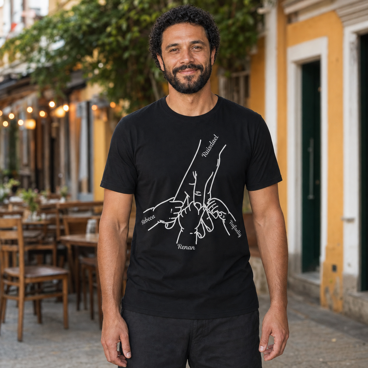 Camiseta Preta Personalizada com Mãos e Nomes — Dia dos Pais - imagem lifestyle 4