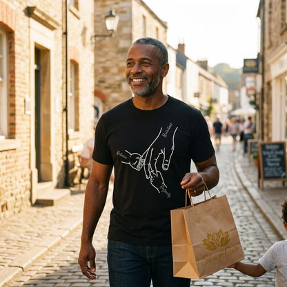 Camiseta Preta com Mãos e Nomes Personalizados - imagem lifestyle 5