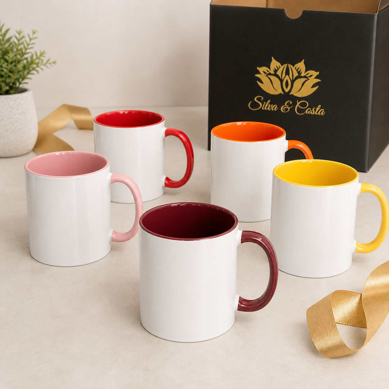 Canecas de porcelana personalizadas em composição de presente